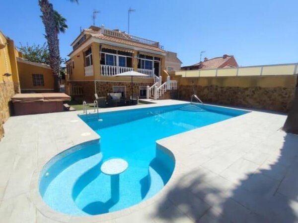 6-Bedroom Villa in Torreblanca, Torrevieja