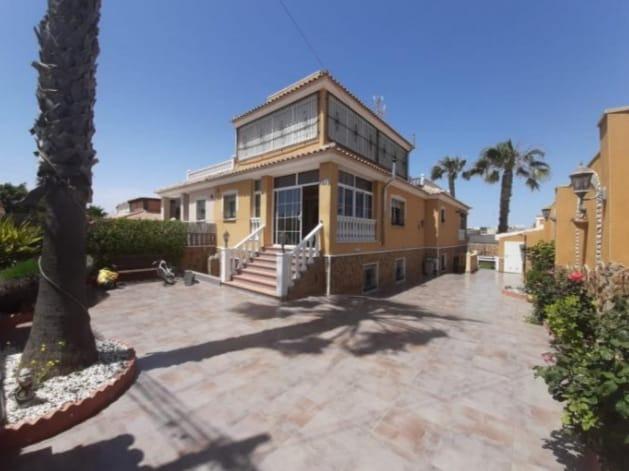 6-Bedroom Villa in Torreblanca, Torrevieja - Image 4