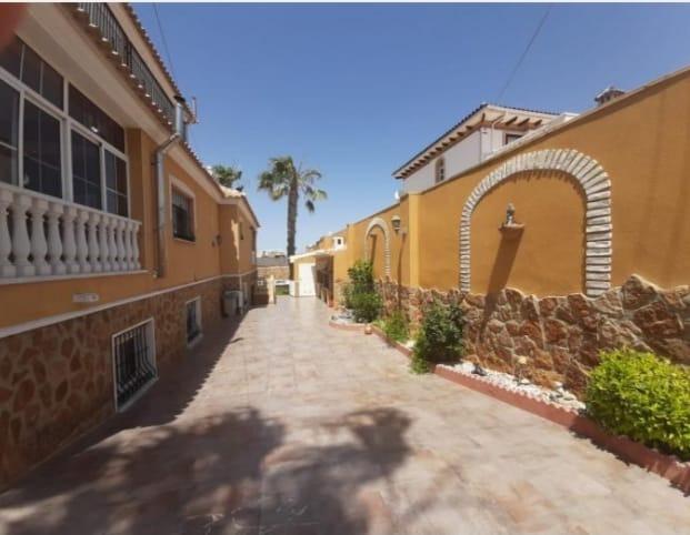 6-Bedroom Villa in Torreblanca, Torrevieja - Image 5