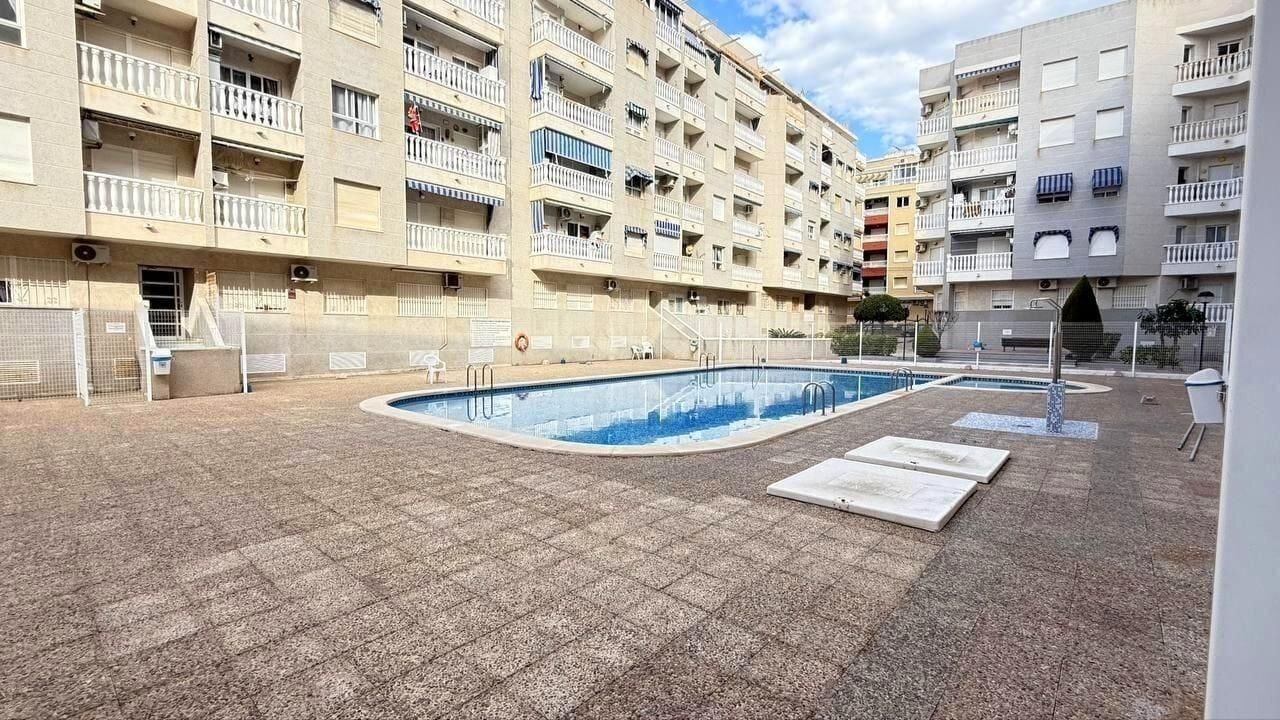 1-Bedroom Apartment in Playa del Cura, Torrevieja - Image 12