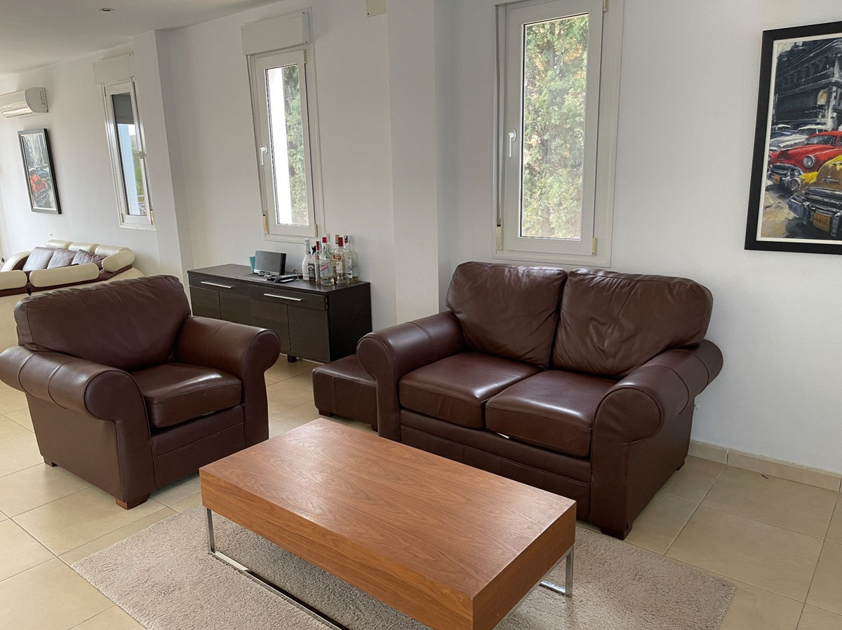 6-Bedroom Detached House in  Monforte Del Cid - Image 11