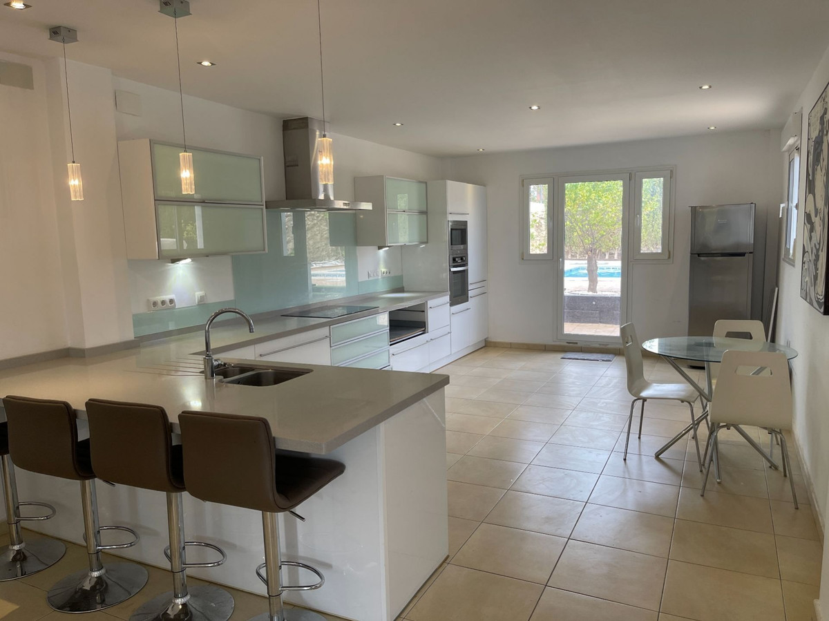 6-Bedroom Detached House in  Monforte Del Cid - Image 12