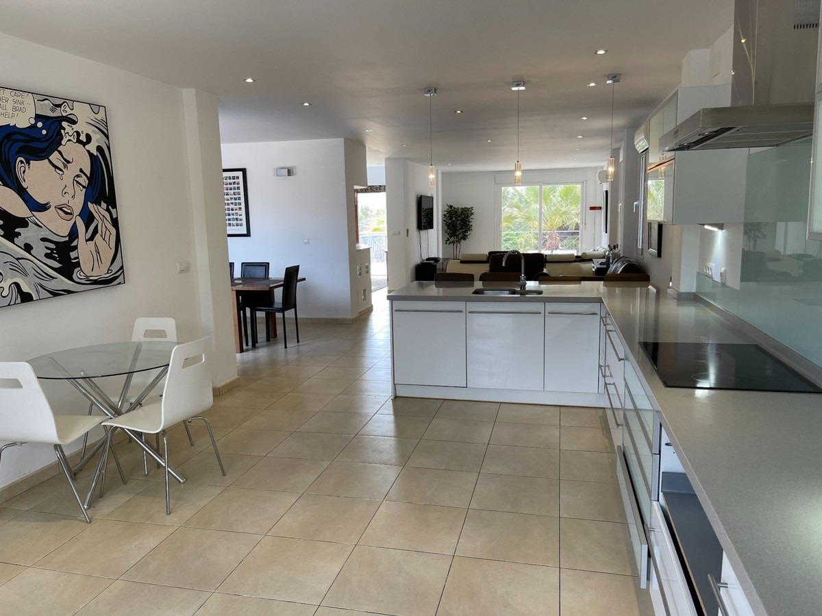 6-Bedroom Detached House in  Monforte Del Cid - Image 13