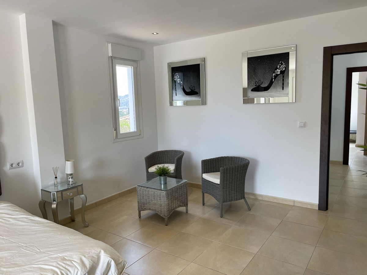 6-Bedroom Detached House in  Monforte Del Cid - Image 18