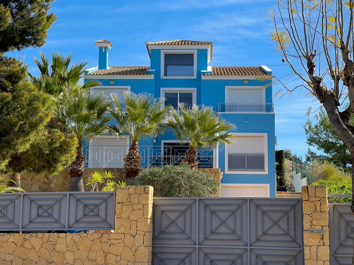 6-Bedroom Detached House in  Monforte Del Cid - Image 2