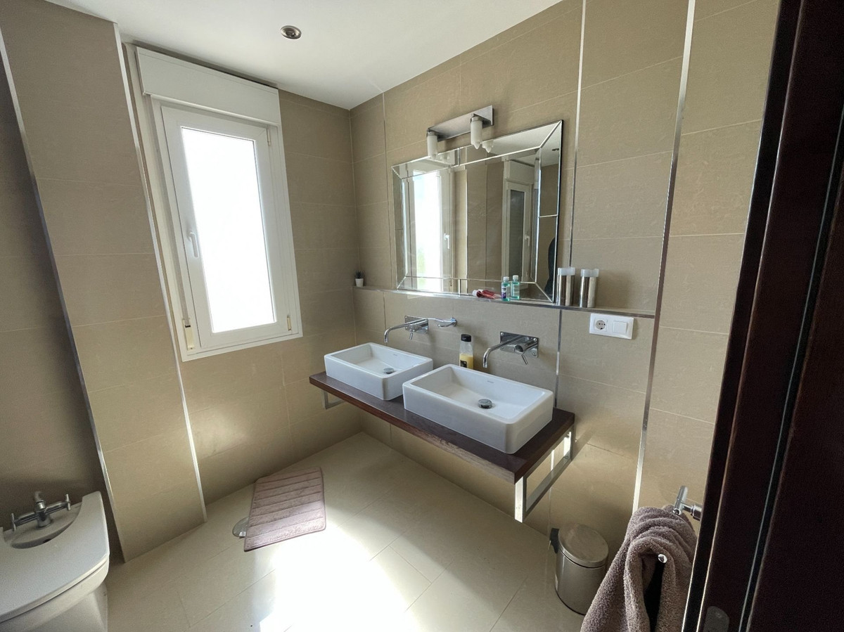 6-Bedroom Detached House in  Monforte Del Cid - Image 20