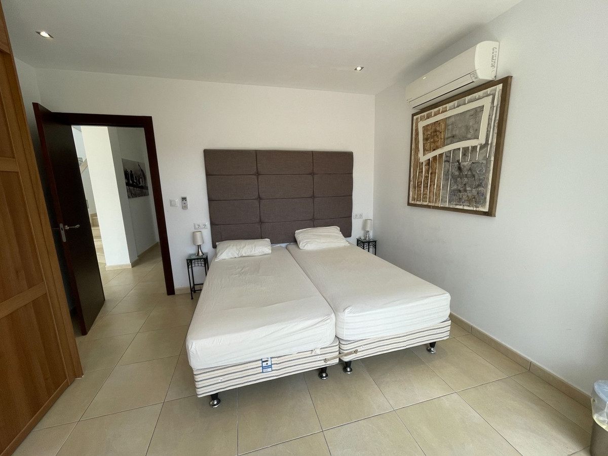 6-Bedroom Detached House in  Monforte Del Cid - Image 22