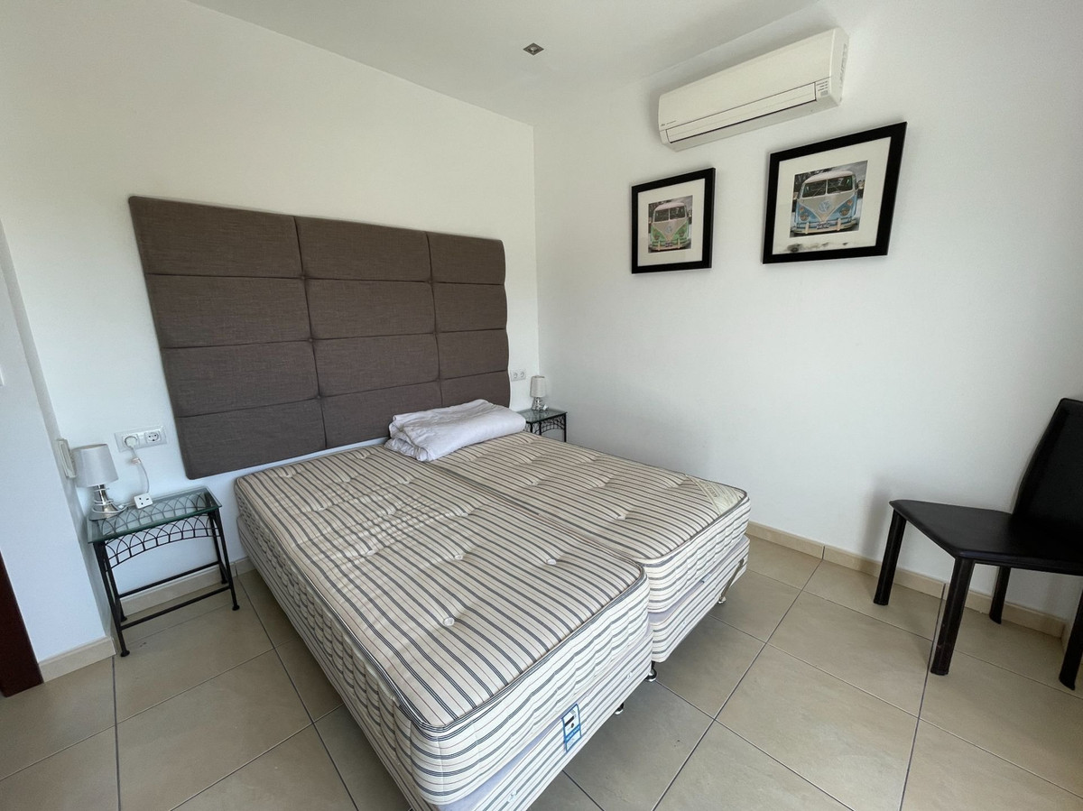 6-Bedroom Detached House in  Monforte Del Cid - Image 25