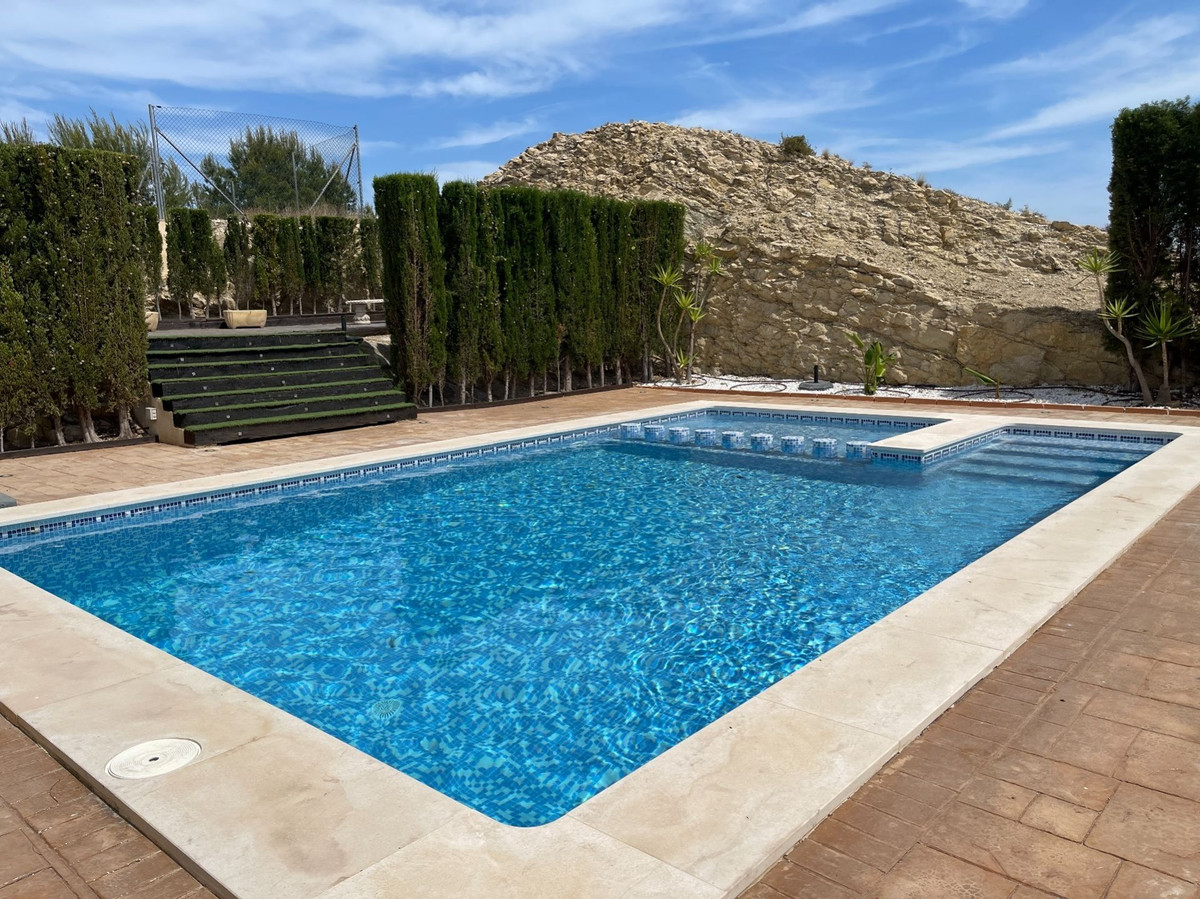 6-Bedroom Detached House in  Monforte Del Cid - Image 3