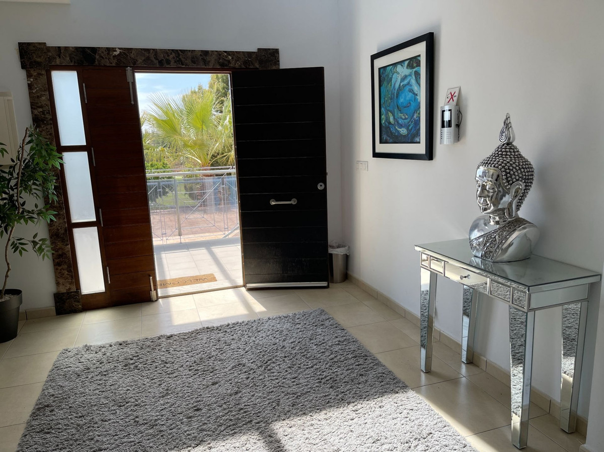 6-Bedroom Detached House in  Monforte Del Cid - Image 8