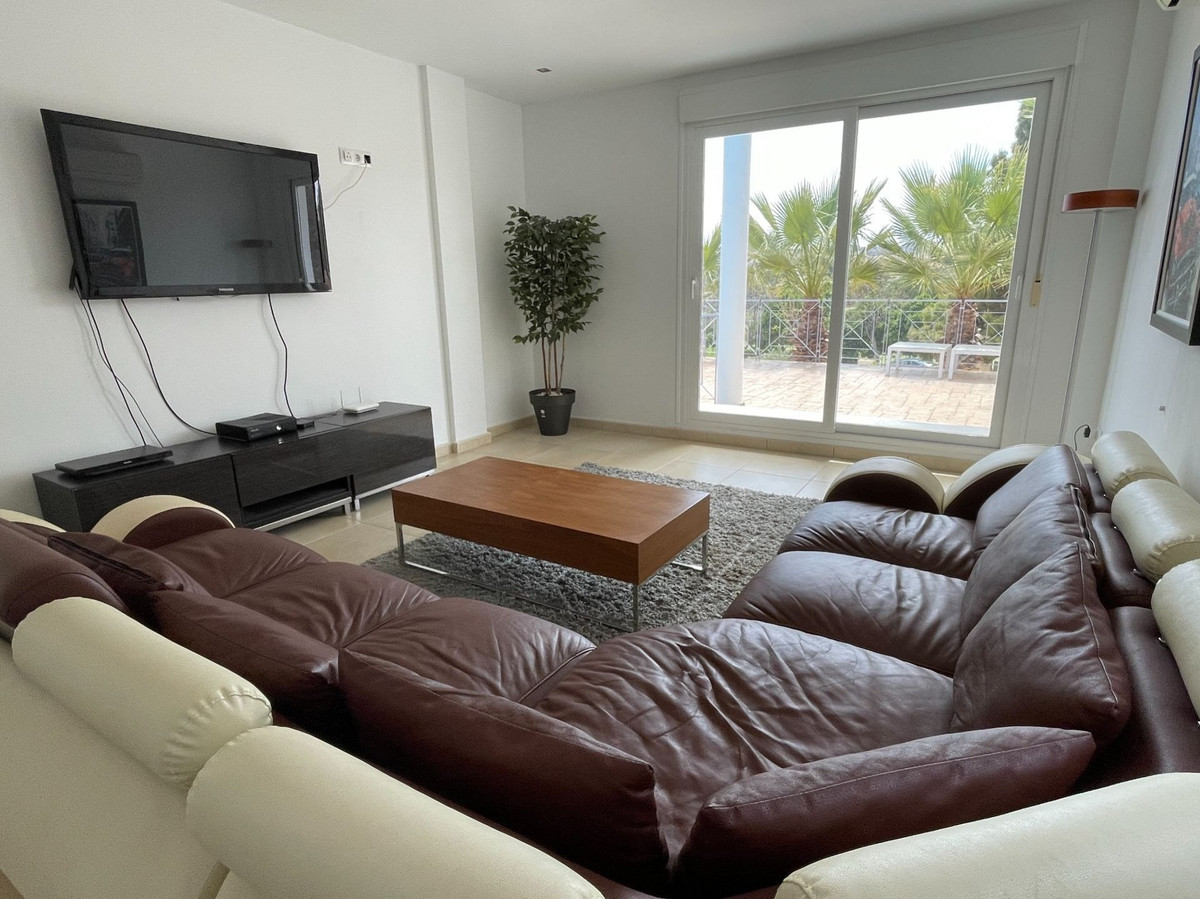 6-Bedroom Detached House in  Monforte Del Cid - Image 9