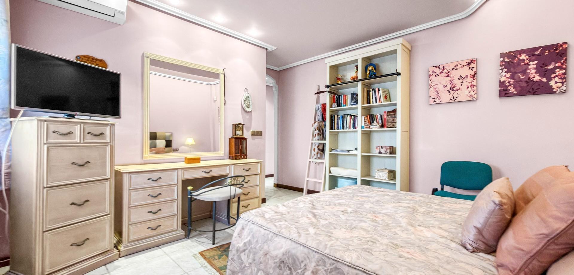 5-Bedroom Villa in Torre la Mata, Torrevieja - Image 10