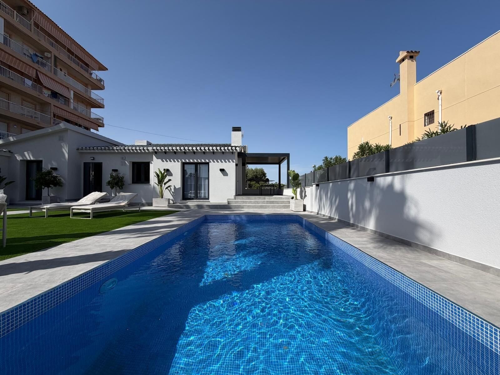 4-Bedroom Villa in Punta Prima, Torrevieja - Image 11