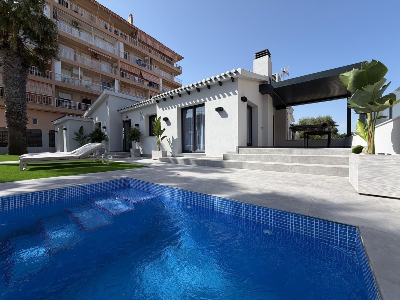 4-Bedroom Villa in Punta Prima, Torrevieja - Image 13