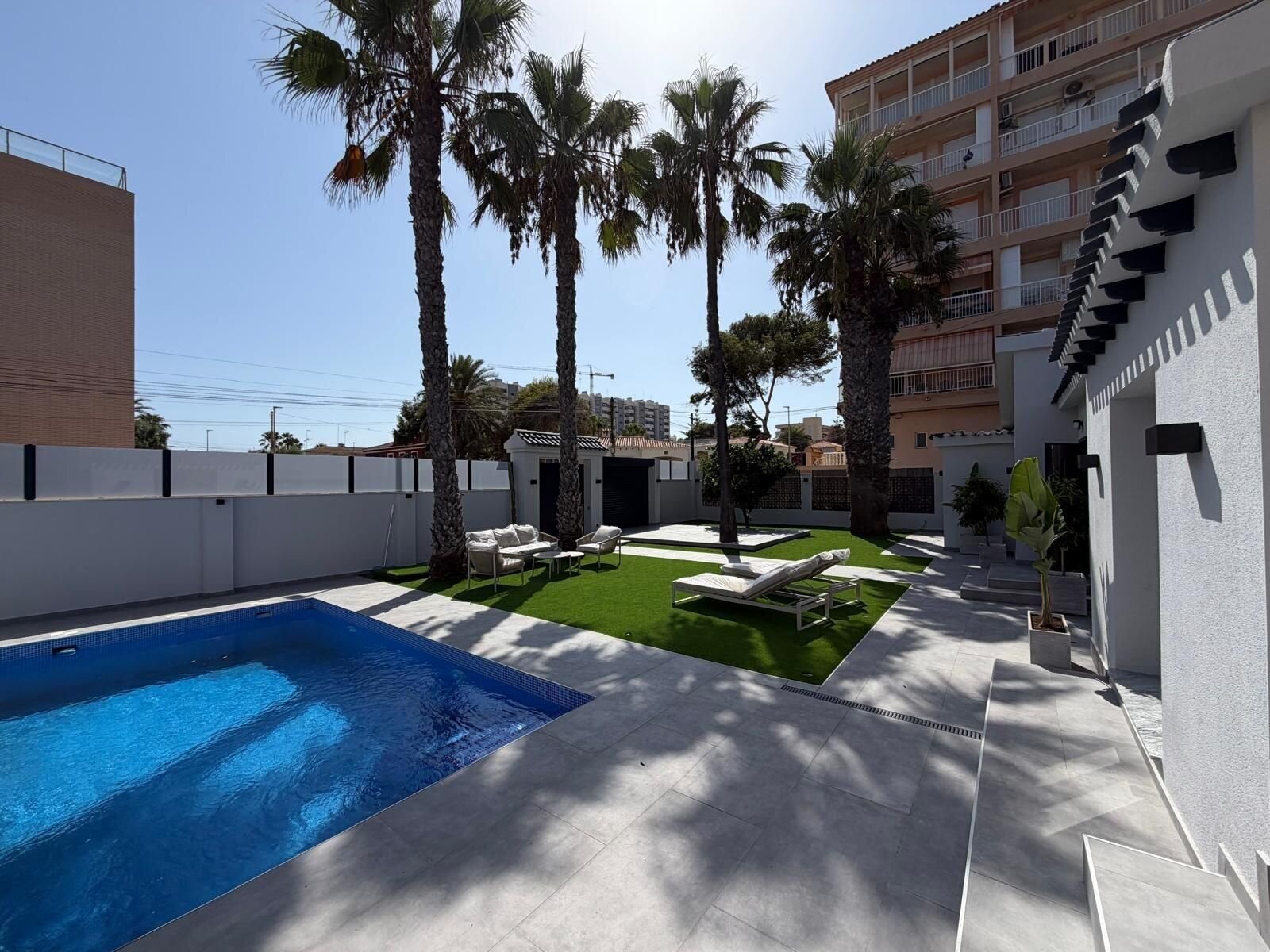 4-Bedroom Villa in Punta Prima, Torrevieja - Image 15