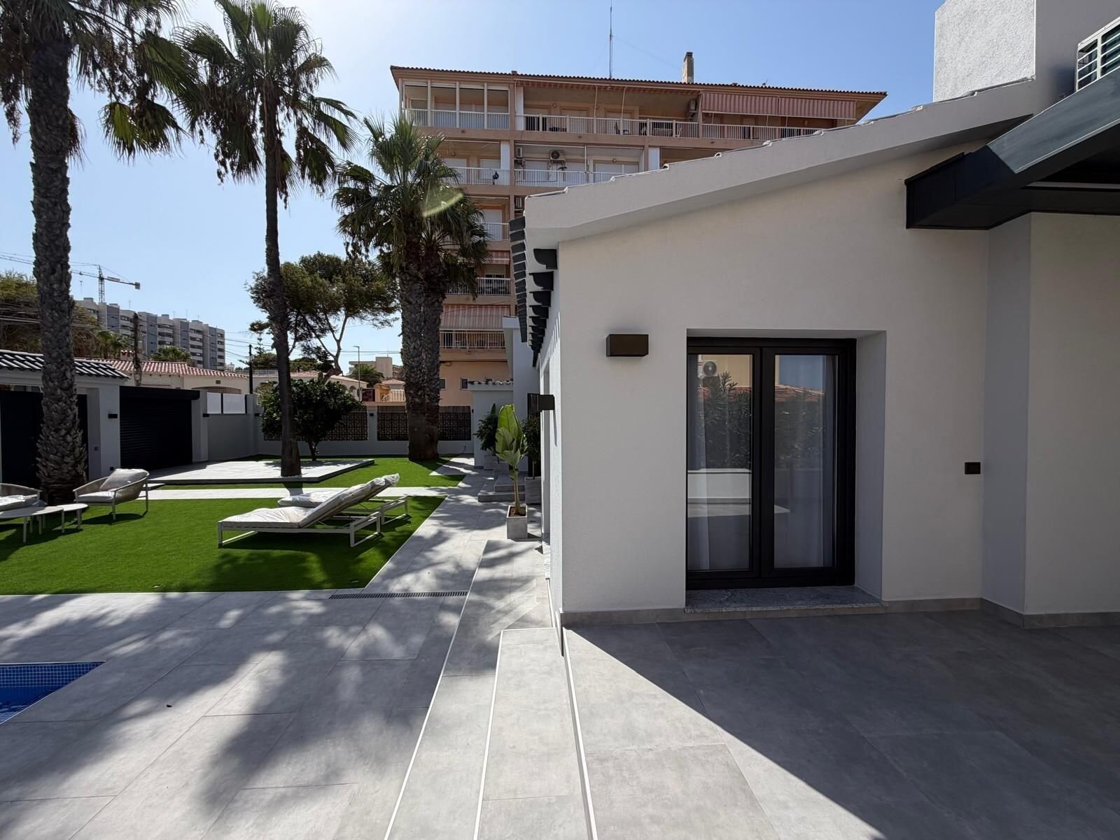 4-Bedroom Villa in Punta Prima, Torrevieja - Image 17