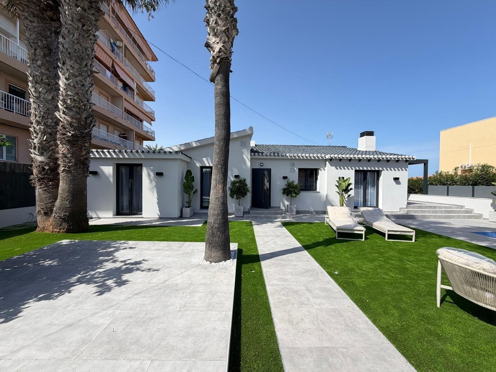 4-Bedroom Villa in Punta Prima, Torrevieja - Image 4