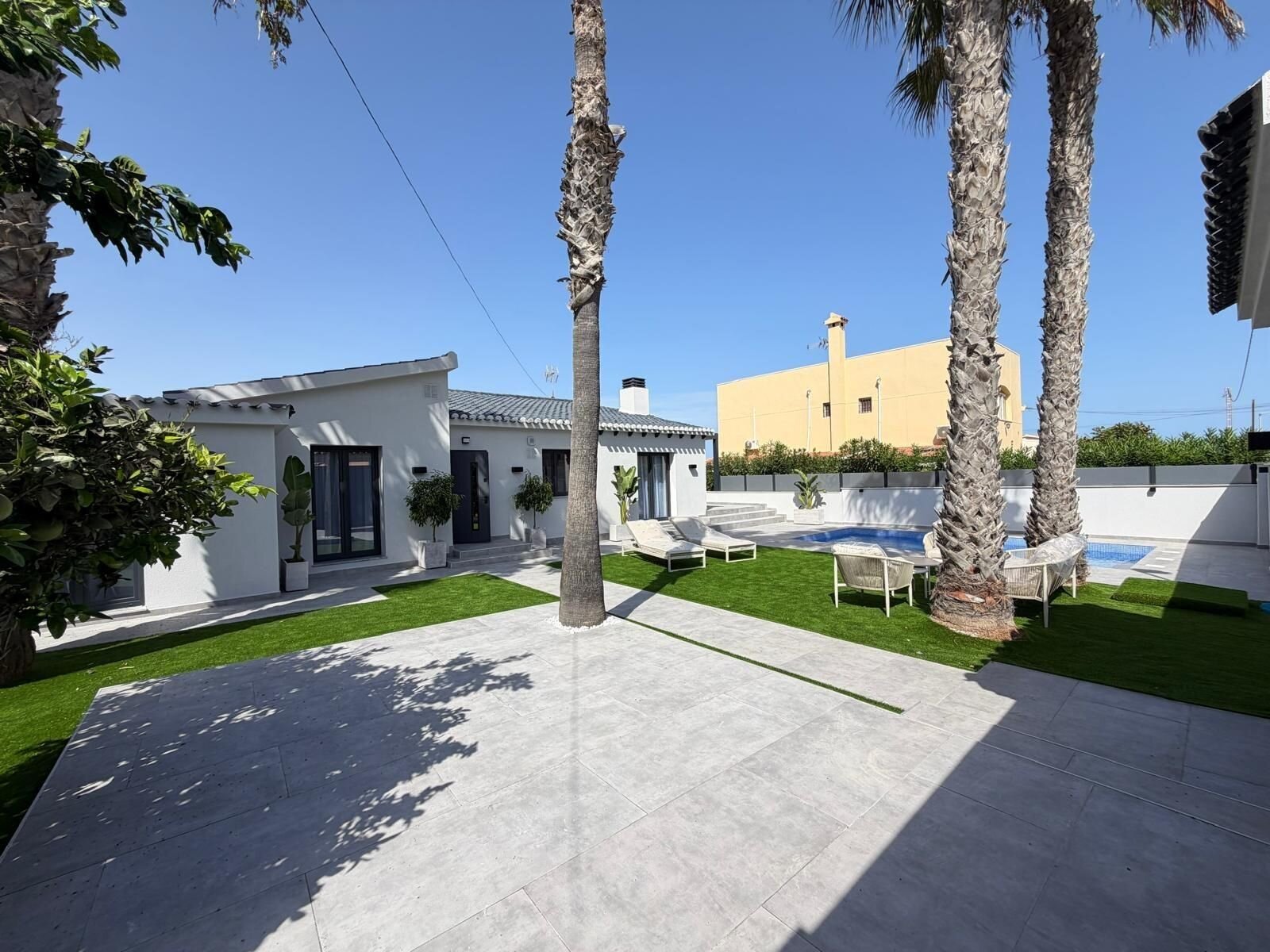 4-Bedroom Villa in Punta Prima, Torrevieja - Image 5