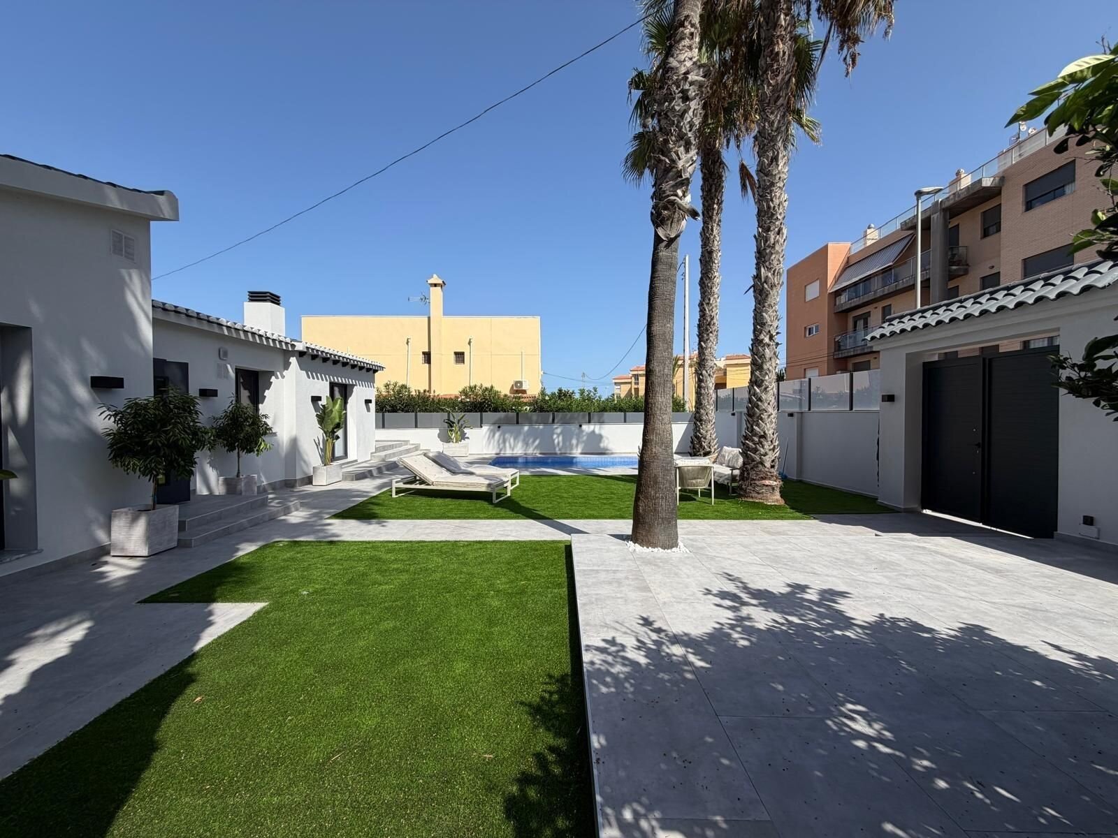 4-Bedroom Villa in Punta Prima, Torrevieja - Image 6