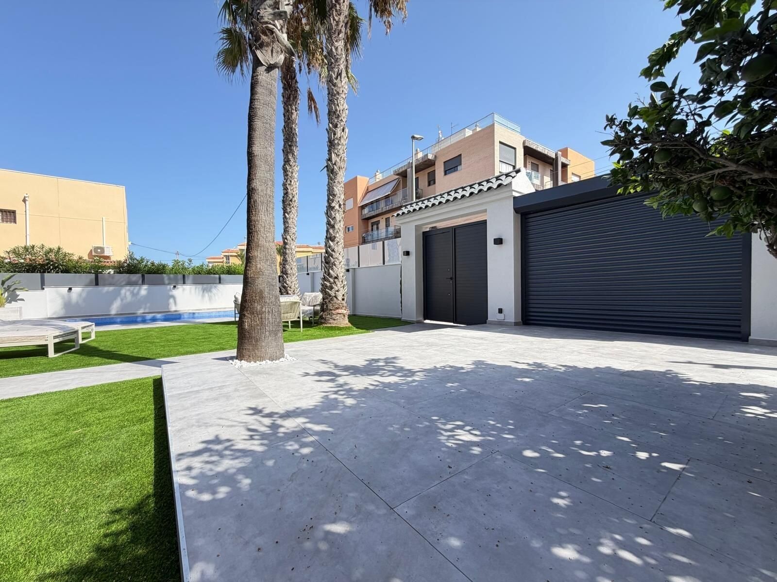 4-Bedroom Villa in Punta Prima, Torrevieja - Image 7