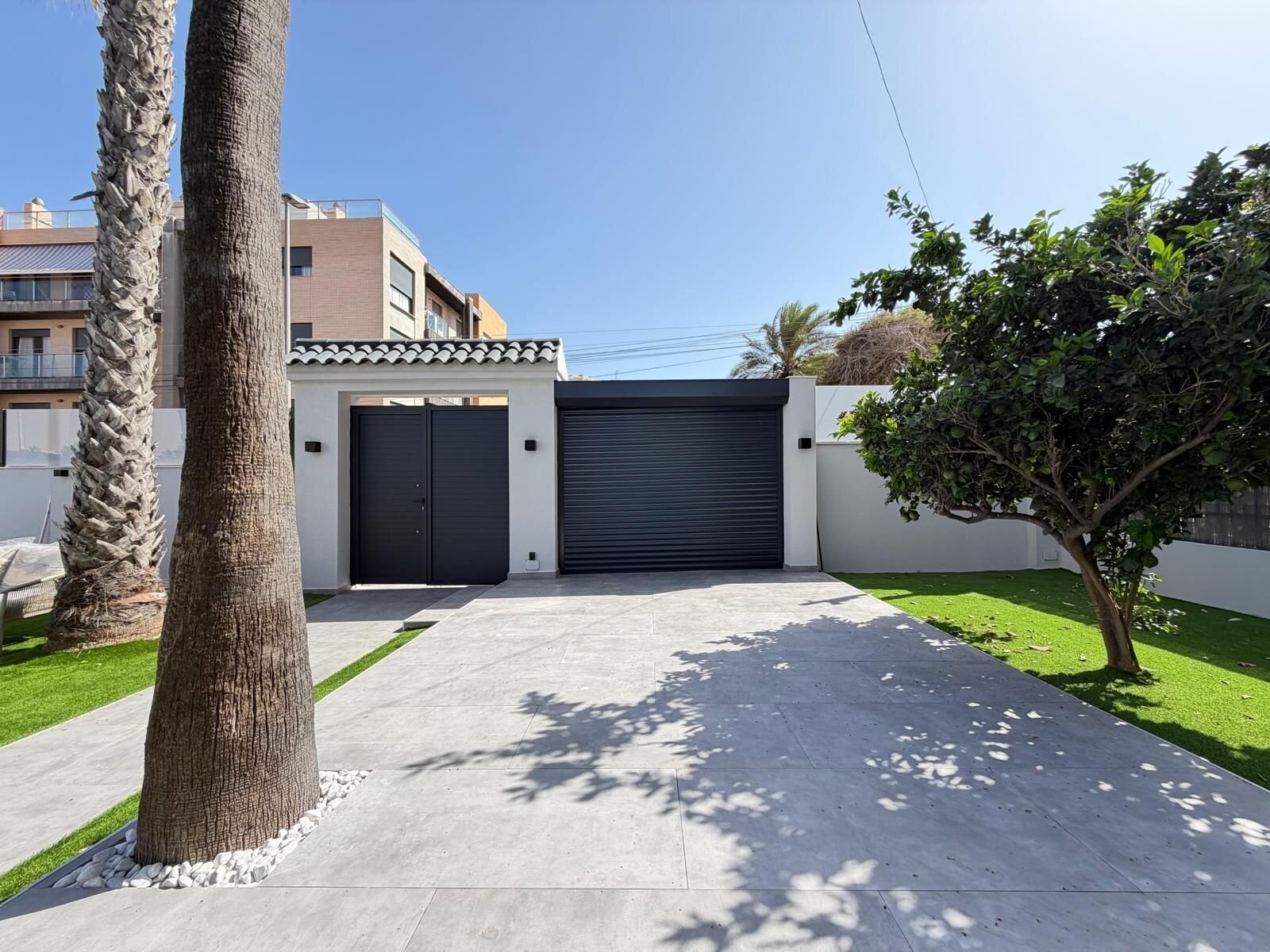 4-Bedroom Villa in Punta Prima, Torrevieja - Image 8