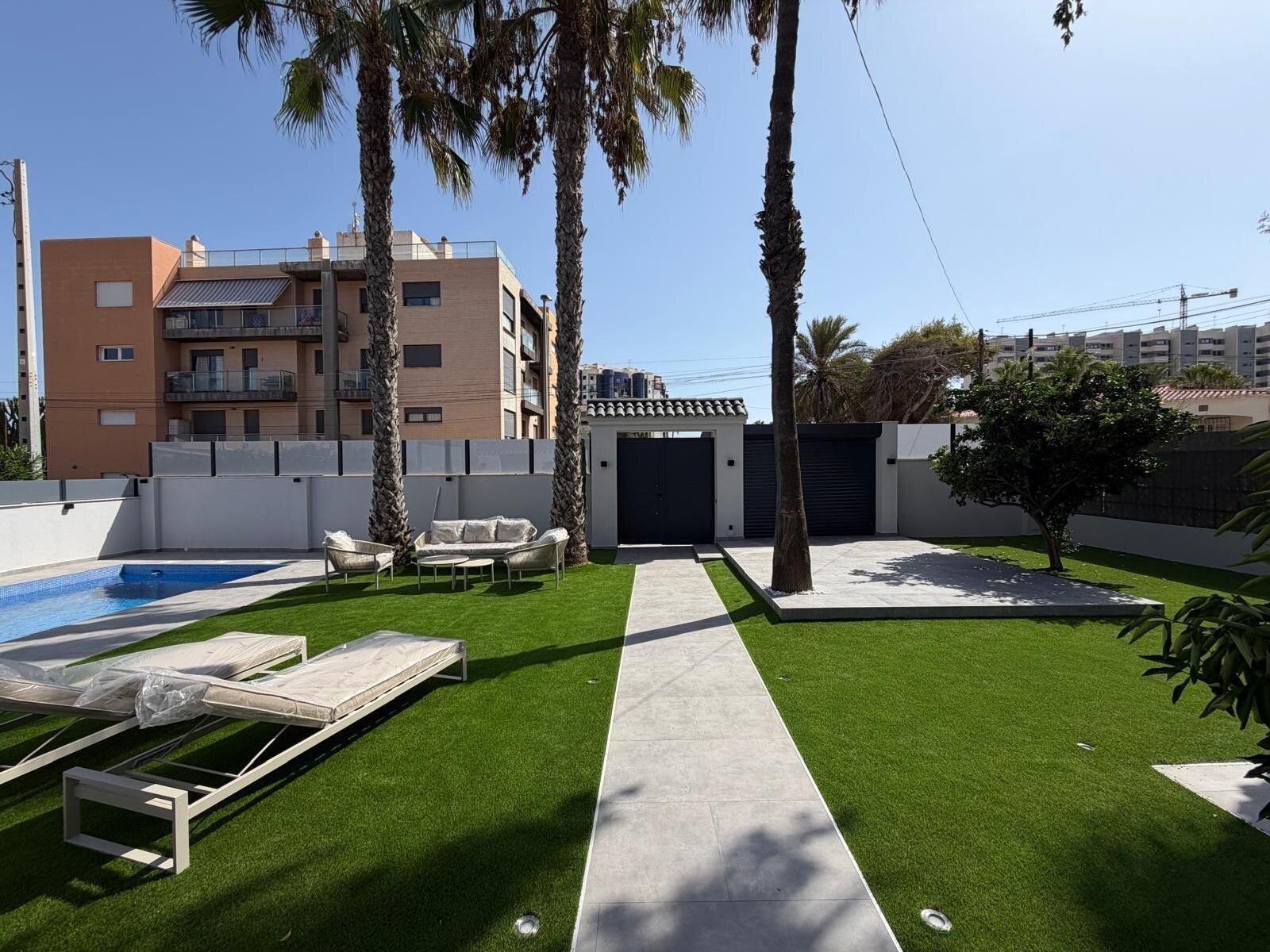 4-Bedroom Villa in Punta Prima, Torrevieja - Image 9