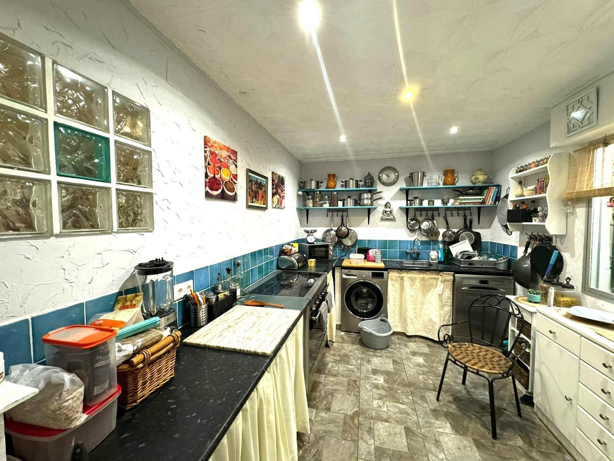 3-Bedroom Middle Floor Apartment in  San Miguel de Salina... - Image 11