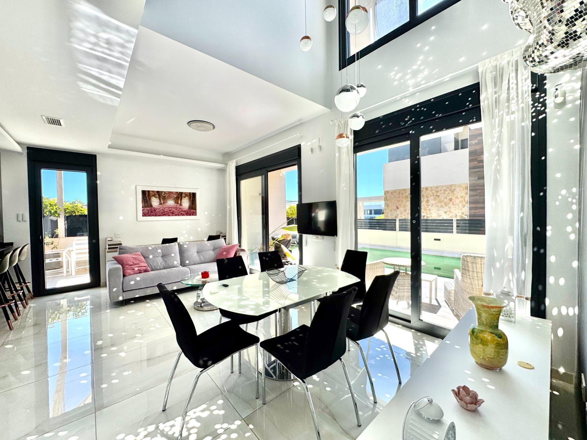 4-Bedroom Villa in Lomas de Cabo Roig, Orihuela Costa - Image 25