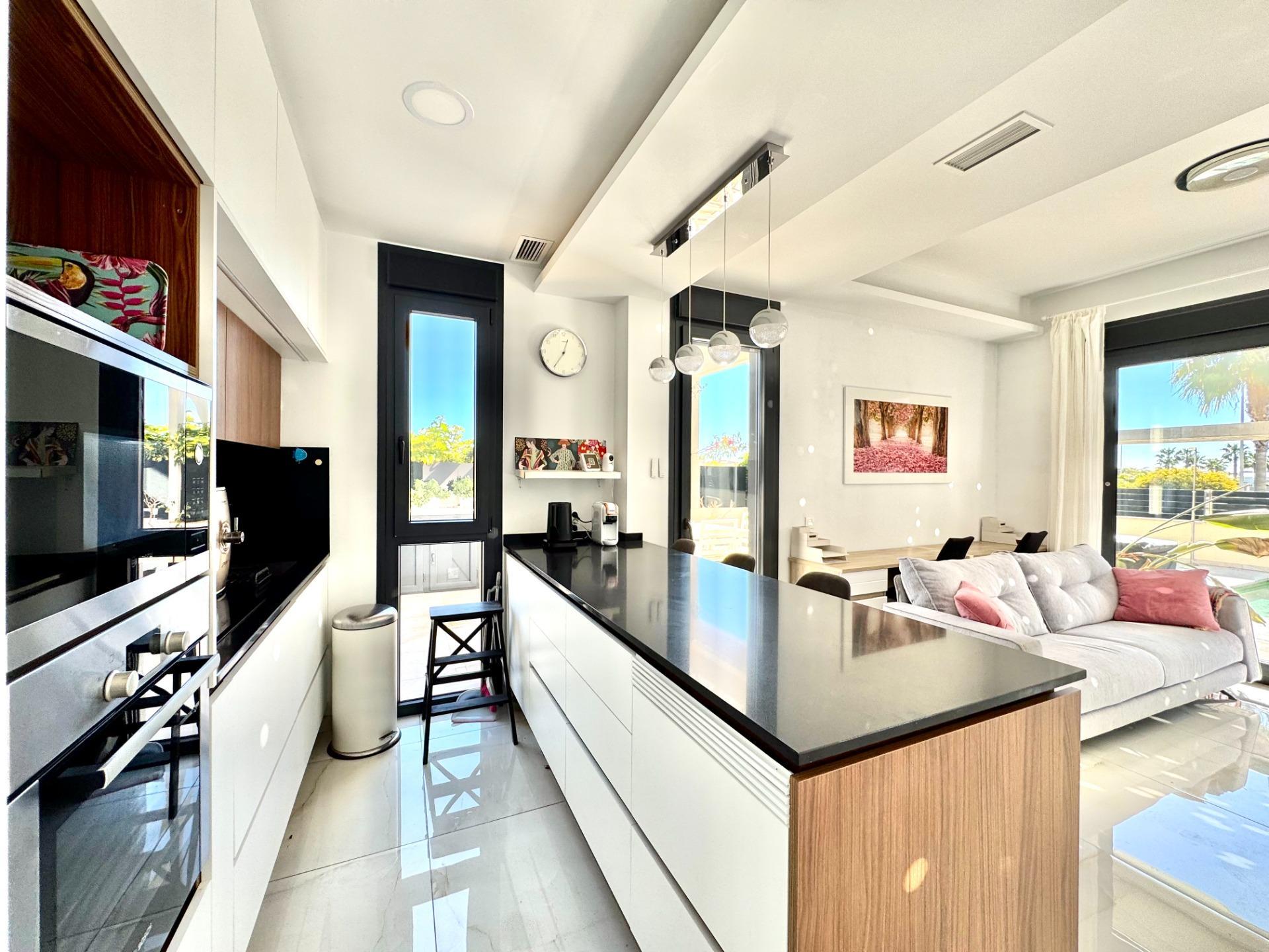 4-Bedroom Villa in Lomas de Cabo Roig, Orihuela Costa - Image 29