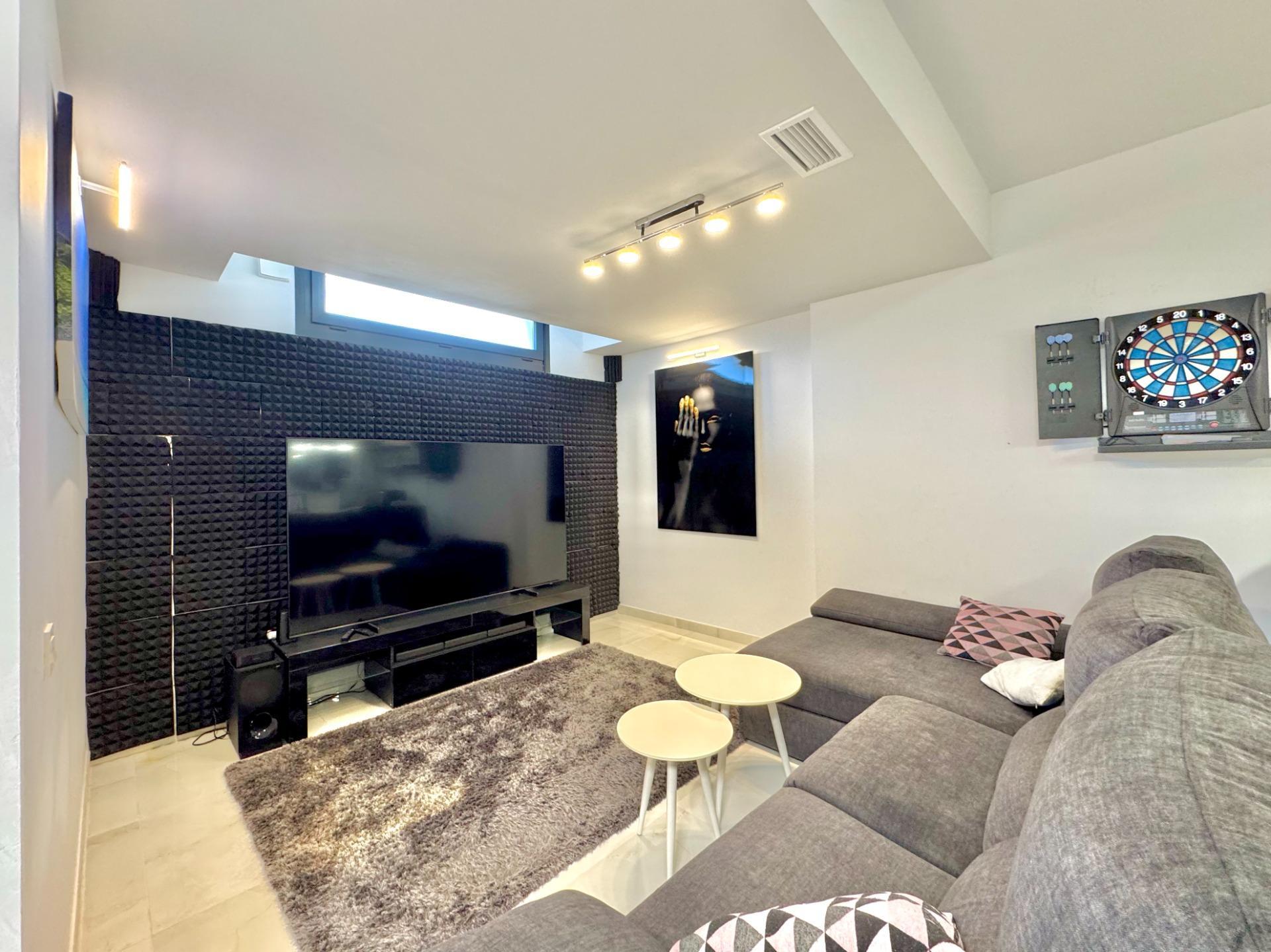 4-Bedroom Villa in Lomas de Cabo Roig, Orihuela Costa - Image 31