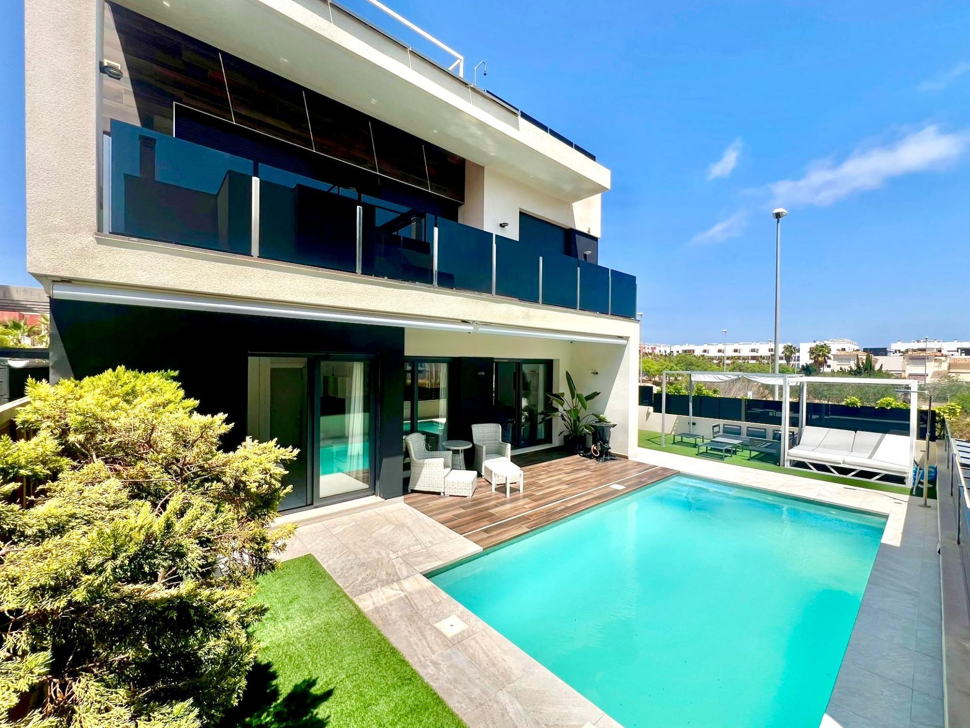 4-Bedroom Villa in Lomas de Cabo Roig, Orihuela Costa - Image 47