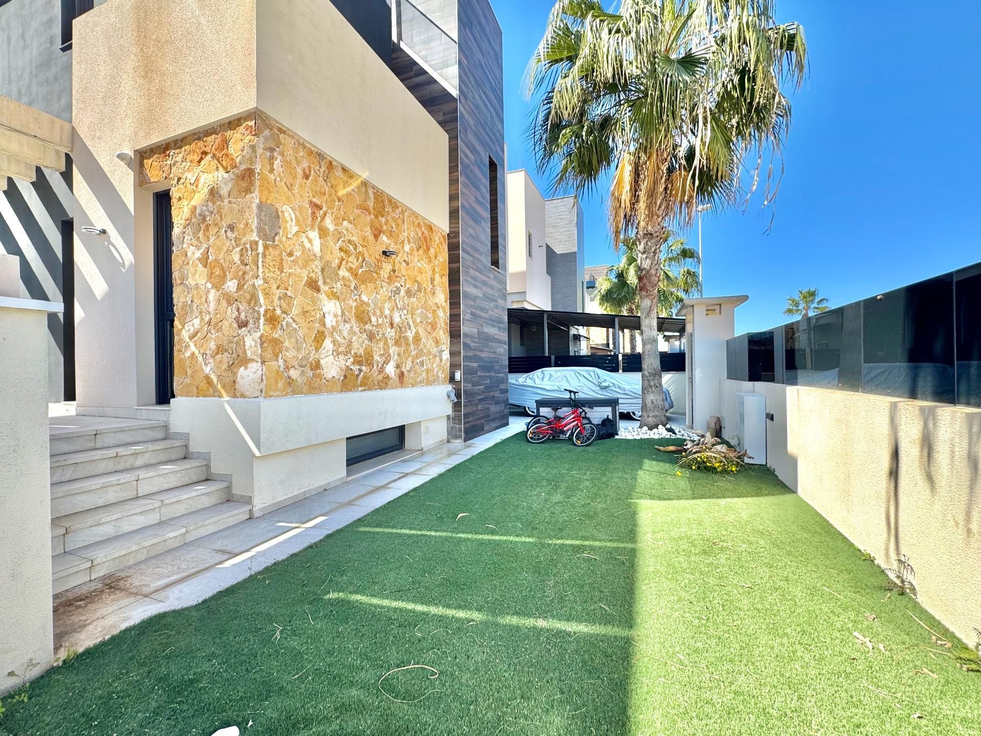 4-Bedroom Villa in Lomas de Cabo Roig, Orihuela Costa - Image 50