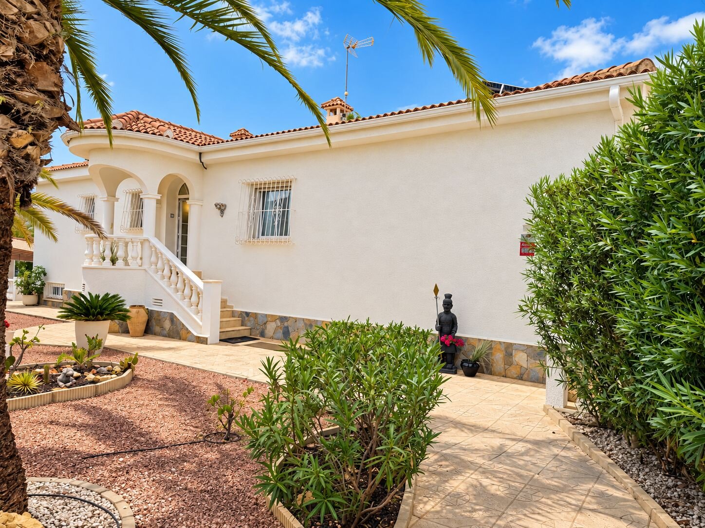 5-Bedroom Villa in Centro de la Ciudad Quesada, Rojales - Image 2