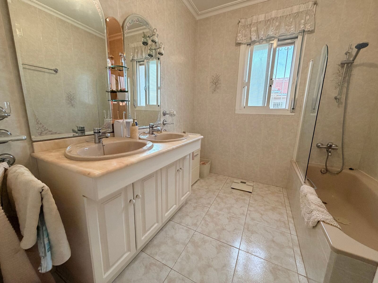 5-Bedroom Villa in Centro de la Ciudad Quesada, Rojales - Image 7