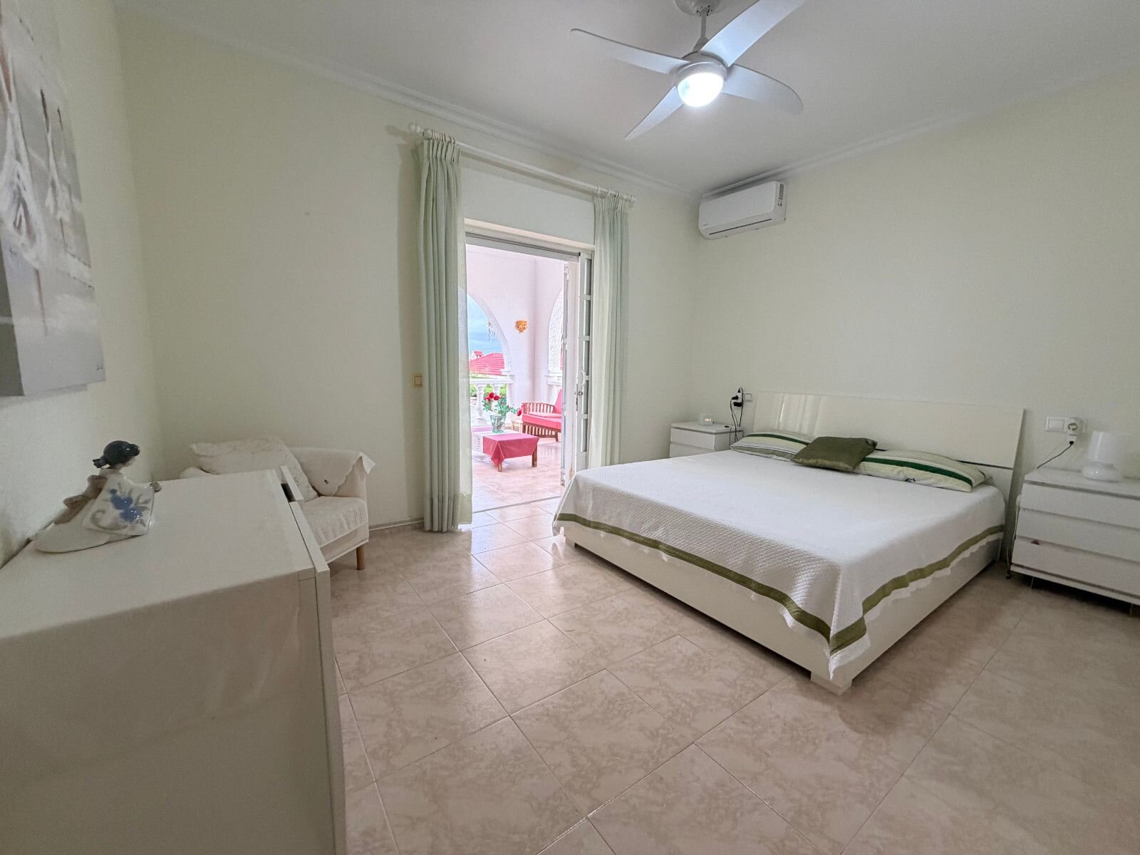5-Bedroom Villa in Centro de la Ciudad Quesada, Rojales - Image 8