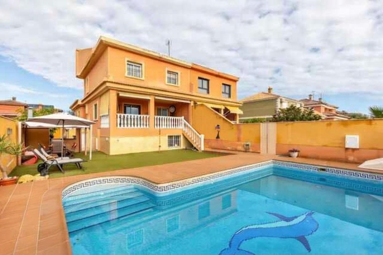 4-Bedroom Villa in Zona los Frutales, Torrevieja - Image 1