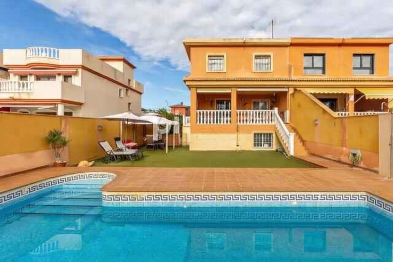 4-Bedroom Villa in Zona los Frutales, Torrevieja - Image 2