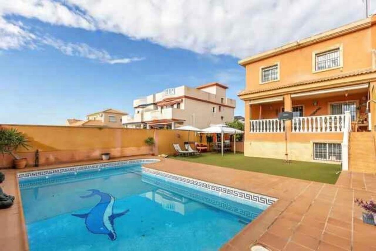 4-Bedroom Villa in Zona los Frutales, Torrevieja - Image 3