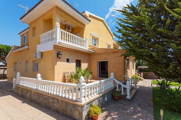 Villa de 5 Dormitorios en Lomas de Cabo Roig, Orihuela Costa