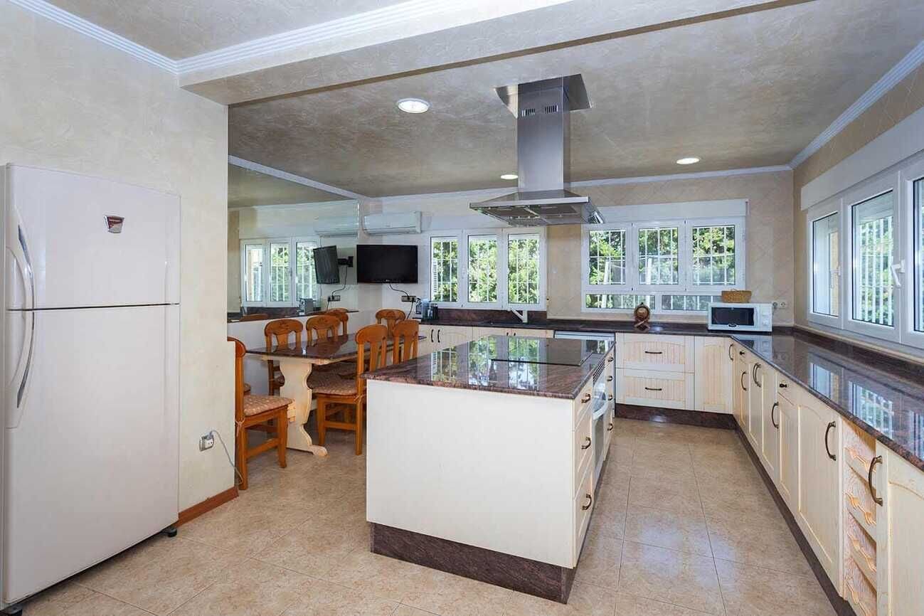 5-Bedroom Villa in Lomas de Cabo Roig, Orihuela Costa - Image 16