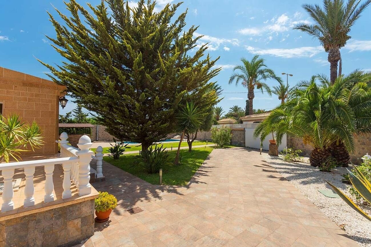 5-Bedroom Villa in Lomas de Cabo Roig, Orihuela Costa - Image 8
