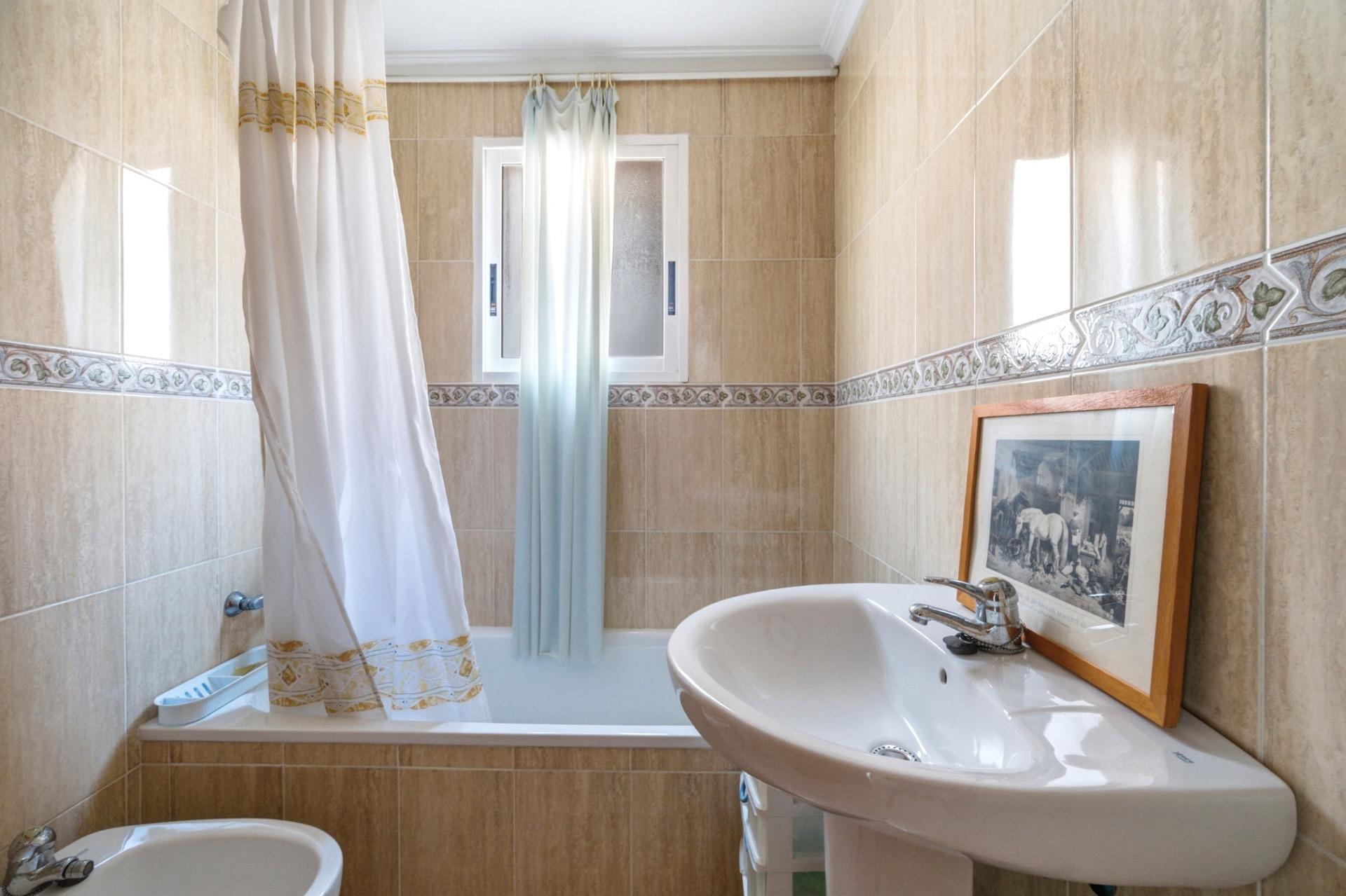 3-Bedroom Apartment in Centro, Torrevieja - Image 11