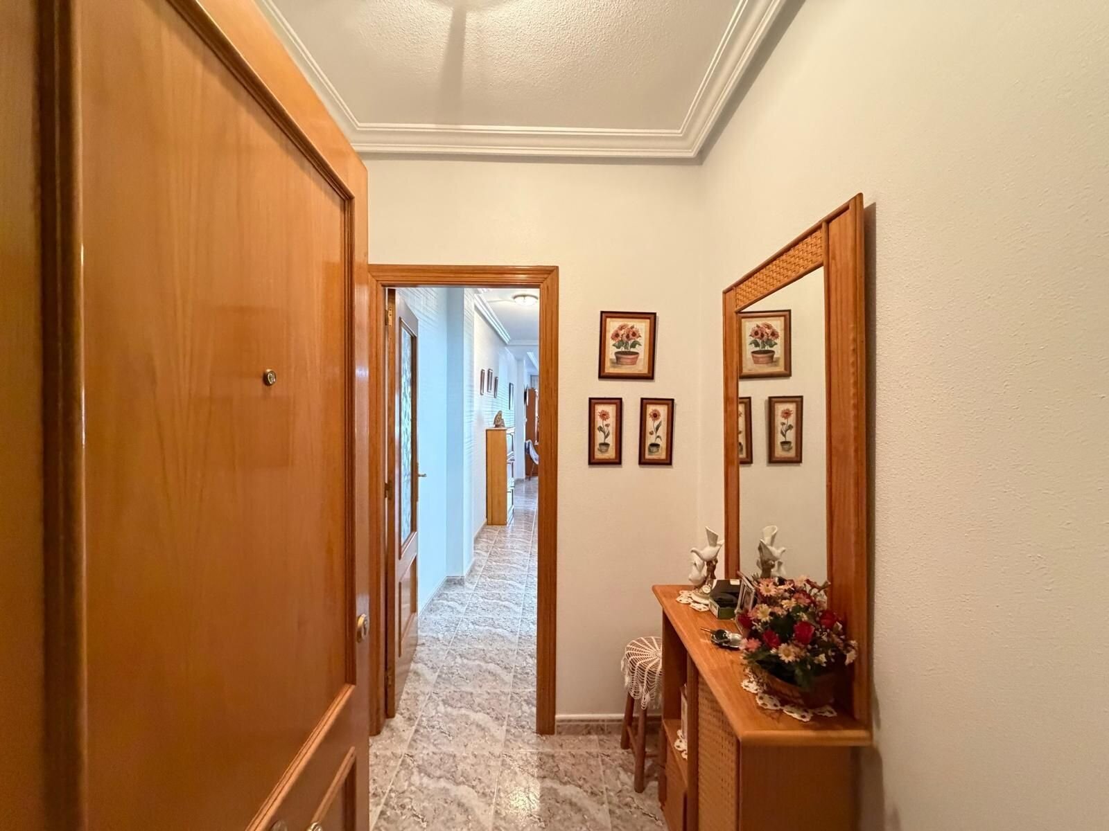 2-Bedroom Apartment in Estacion de Autobuses, Torrevieja - Image 2