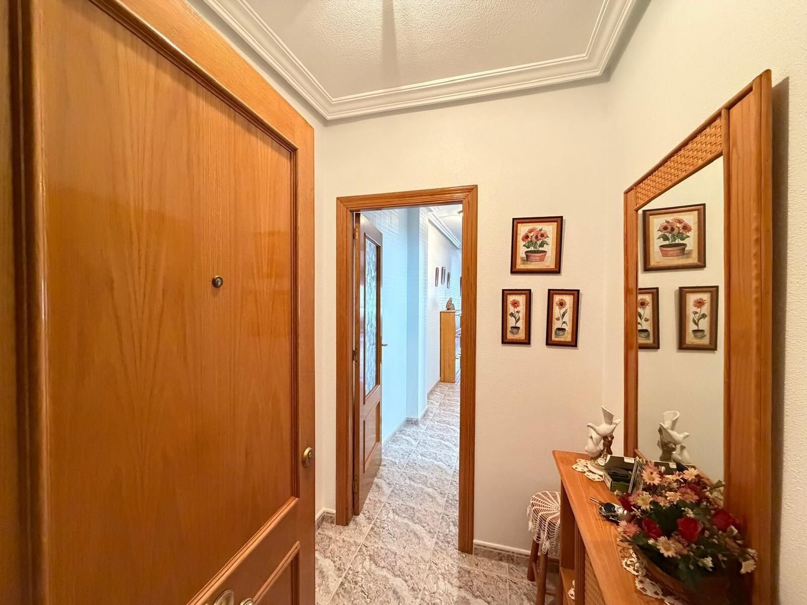 2-Bedroom Apartment in Estacion de Autobuses, Torrevieja - Image 3