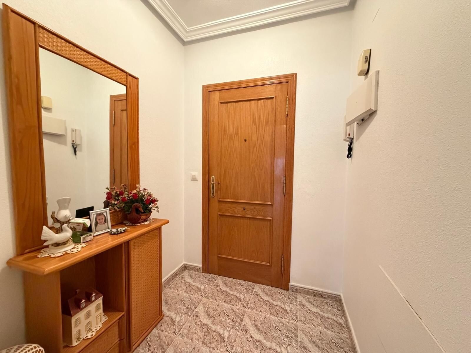 2-Bedroom Apartment in Estacion de Autobuses, Torrevieja - Image 5