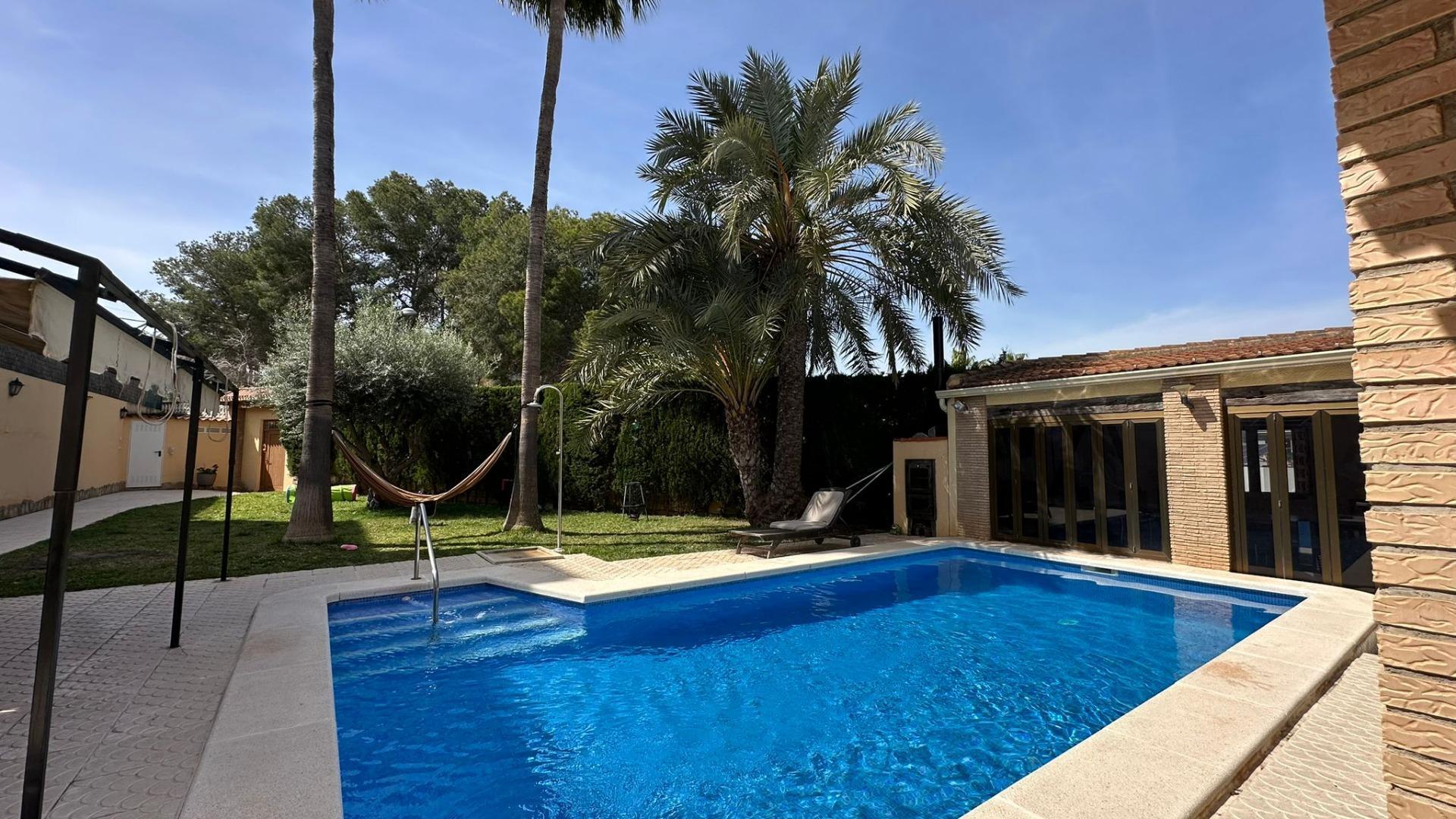 4-Bedroom Villa in La Siesta, Torrevieja - Image 17
