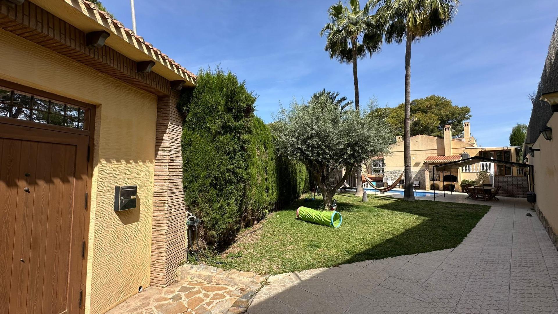 4-Bedroom Villa in La Siesta, Torrevieja - Image 23