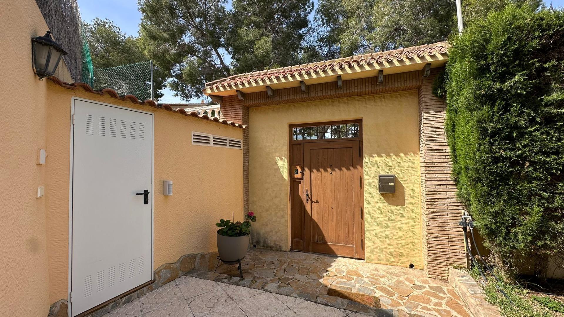 4-Bedroom Villa in La Siesta, Torrevieja - Image 24