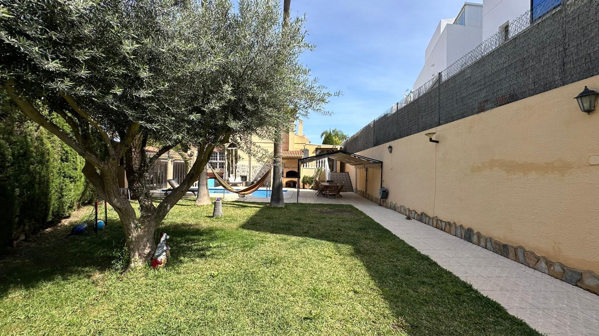 4-Bedroom Villa in La Siesta, Torrevieja - Image 25