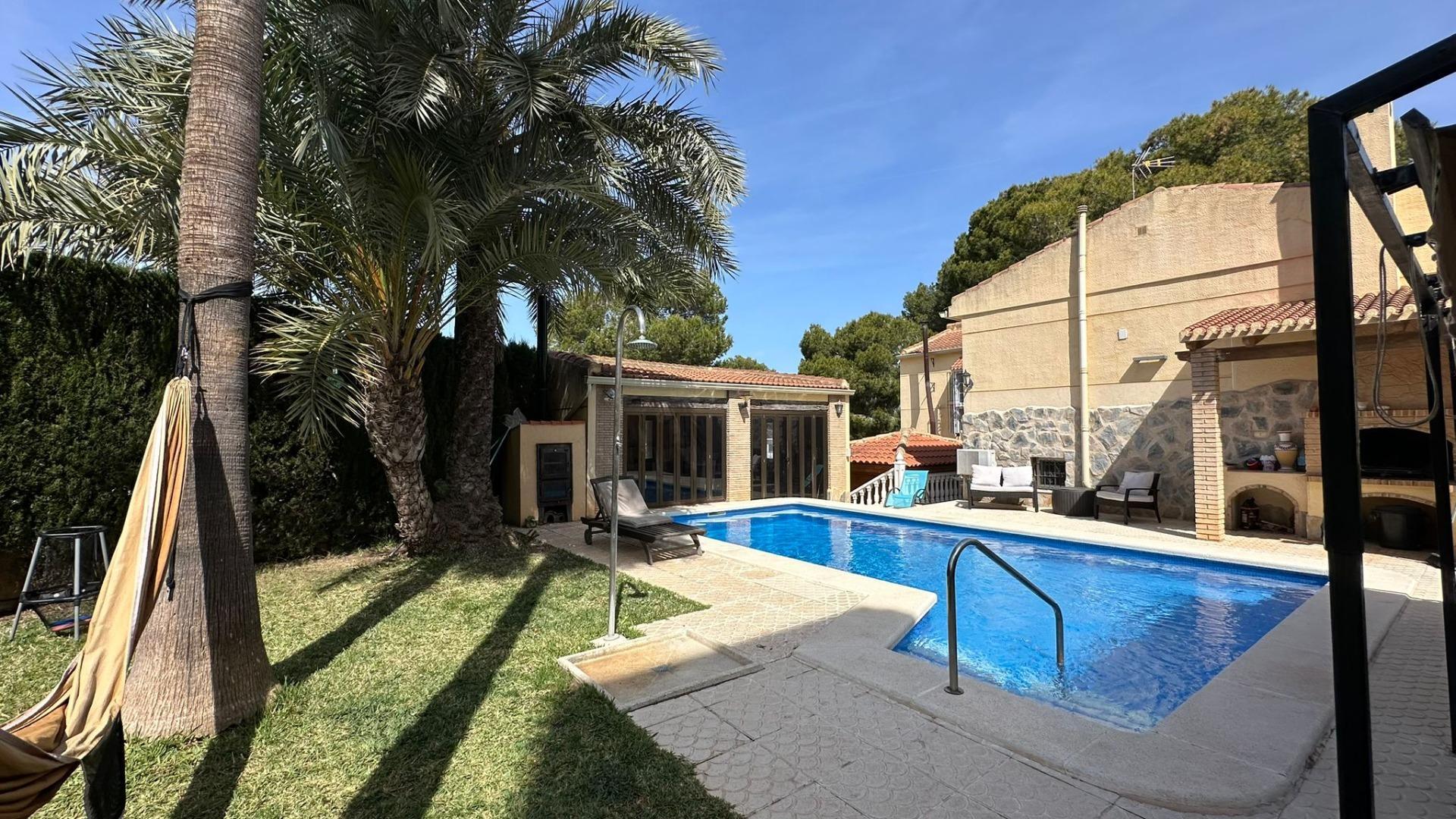 4-Bedroom Villa in La Siesta, Torrevieja - Image 26